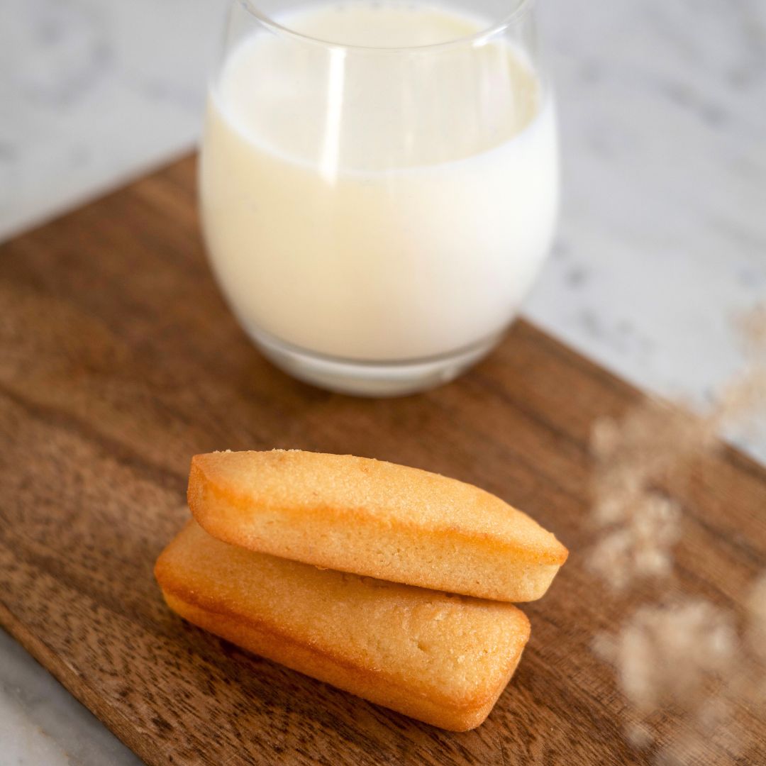 Financier Amande avec un verre de lait