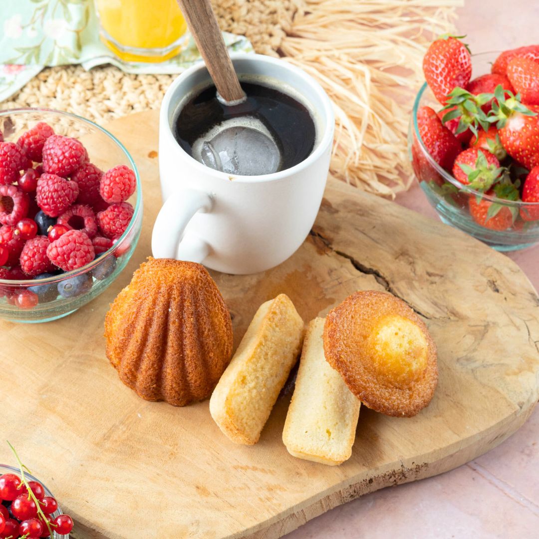 Madeleines et Financiers avec un café glaçé