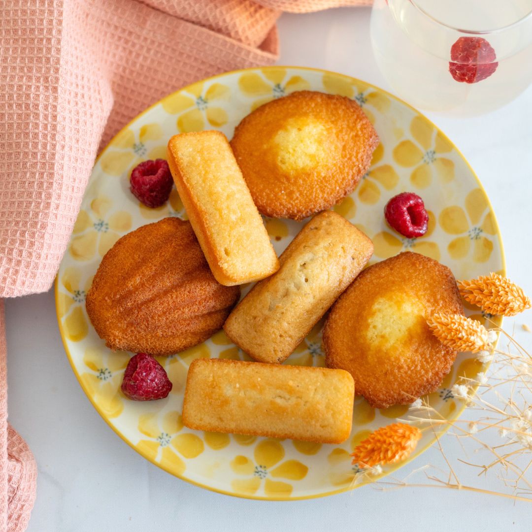 Madeleines et Financiers avec jus de citron et framboises
