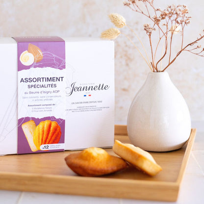 Boîte d'un assortiment de Madeleines et Financiers